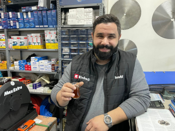 Depremde çayını alıp dışarı kaçan adam İHA'ya konuştu