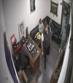 İstanbul’da dehşet anları kamerada: Babasına küfreden adamı silahla vurup darbetti