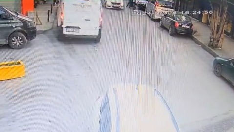 İstanbul’da motosikletli adama silahlı saldırı kamerada: Önünü kesip başından vurdular