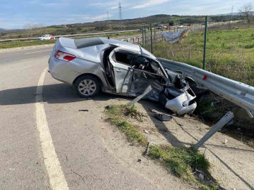 Pendik’te 2 otomobilin çarpıştığı kazada 3 kişi yaralandı