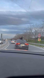 Başakşehir’de trafiği yavaşlatıp, makas attılar: Düğün konvoyunun trafiği tehlikeye düşürdüğü anlar kamerada