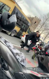 İstanbul’a trafikte “sinyal vermedin” kavgası kamerada: “Senin kemiklerini kırar eline veririm”