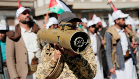 Husiler birinci defa İran'a giden gemiyi vurdu