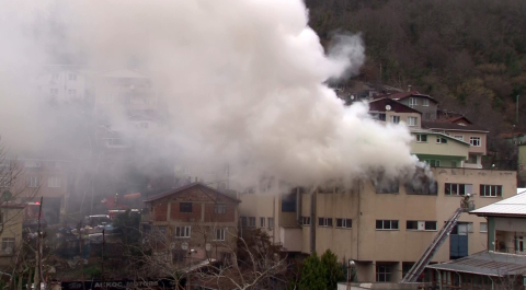 İstanbul Beykoz’da kibrit üretim atölyesinde yangın çıktı. İtfaiye ekiplerinin yangına müdahalesi sürüyor.