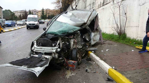 Kartal’da iki araç çarpıştı: 1 ölü