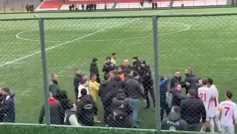 Amatör maçta saha karıştı, arbedeyi polis grupları ayırdı