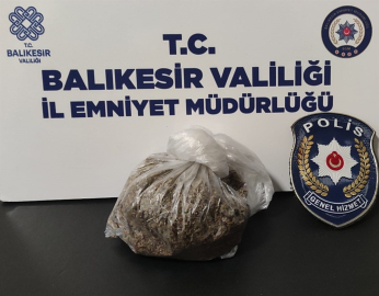 Bandırma’da araç içinden uyuşturucu maddeyi atarken yakalandı