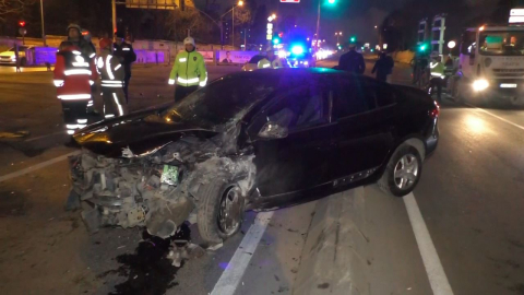 Fatih’te makas atan araç refüje çarptı: 1 yaralı