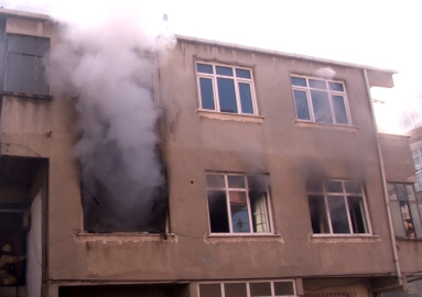 Küçükçekmece’de korkutan yangın: 1 kişi dumandan etkilendi