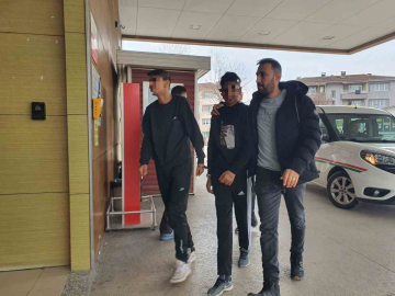 Çaldıkları eşyaları sokakta incelerken yakalandılar