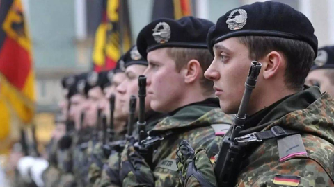 Almanya'da asker paniği: Reşit olmadan silah altına alındılar