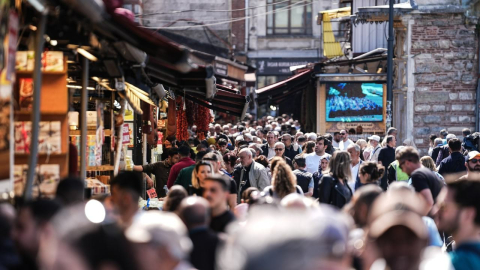 Bayram alışverişi için Eminönü'nde yoğunluk: İşte en ucuz bayram şekeri fiyatı