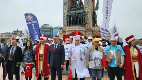 Mehter, aşçı, avukat kıyafeti giyen SİME-SEN üyeleri Taksim’de
