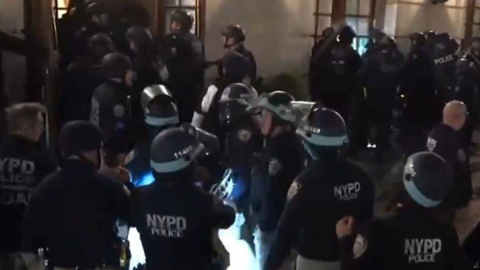 Polis üniversiteyi bastı, ortalık savaş alanına döndü