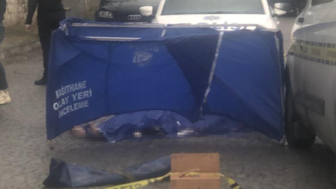 Kağıthane’de bir kişi araç içinde kafasından silahla vurulmuş halde bulundu