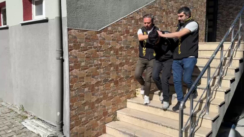 Esenyurt’ta sokakta silahla ateş açan maganda kamerada