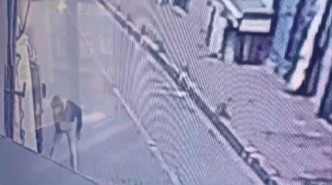 Fatih’te otomobilin lastiklerini böyle patlattı