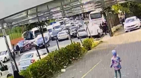 İstanbul’da polise direnen şüphelilerle arbede kamerada: Asker kaçakları polise saldırdı