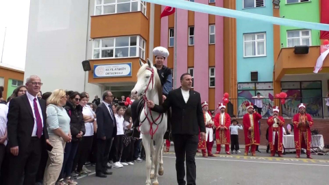 "Tarih Yazan Çocuklar Projesi" kapsamında öğrenciler, Türk tarihinde önde gelen isimleri canlandırdı