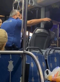 Otobüste sızan genci polis böyle uyandırdı: "Otel parası alacağız"