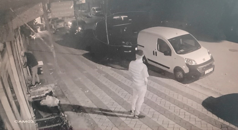 Sultangazi’de işyerinden 2 hırsız dakikalar içinde motosiklet çaldı: O anlar kamerada