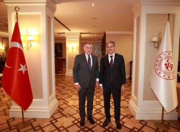 Başkan Alemdar müjdeyi verdi: 2 ilçeye spor salonu ve mahallelere futbol sahası