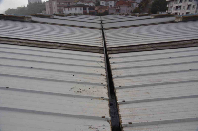 Kapalı pazar çatısında bakım ve onarım çalışması yapıldı