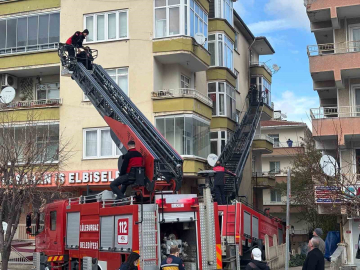 Lüleburgaz’da apartman dairesi yangını: Panik yaşayan vatandaşlar itfaiye merdivenleriyle indirildi