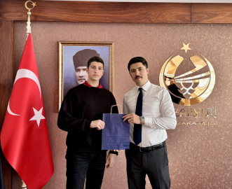 Bilecik’te ikinci olan öğrencileri makamında kabul etti