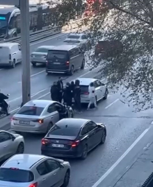 E-5’te akan trafiğe aldırmadan yumruk yumruğa kavga ettiler