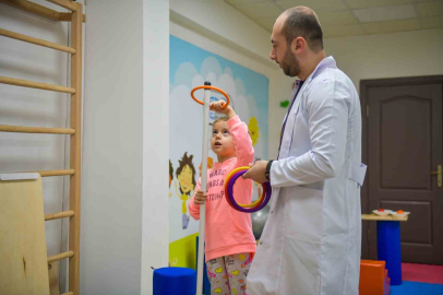 Motor becerilerinde eksiklik olan 4 yaşındaki Elif Sare, eğitimlerle hayata tutundu