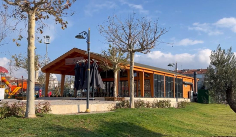 Fatih’te bir şüpheli falçatayla kadına saldırdı, sonra kendi boğazını kesti