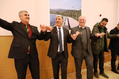 İşçiler, toplu iş sözleşmesini Belediye Başkanı ile halay çekerek kutladı