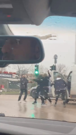 Trafikte sürücülerin kavgası kameraya yansıdı