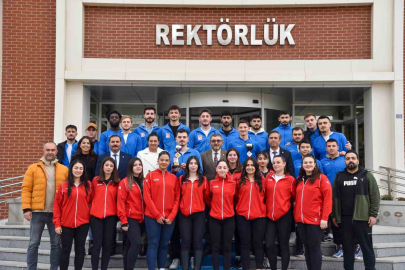 Rektör Kaplancıklı, futbol ve voleybol takımıyla ile bir araya geldi