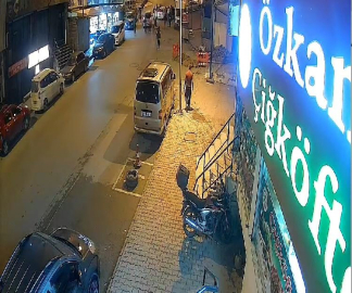 Esenyurt’ta marketten çıkan kız çocuğuna araç çarptı