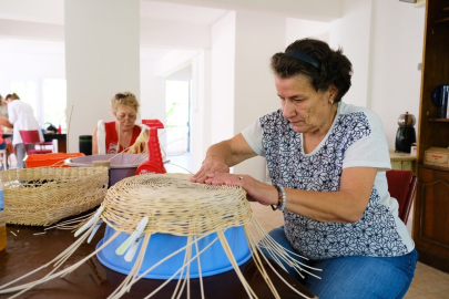 Ayvalık’ta mahalle evlerinde üretilenler ilgi görüyor