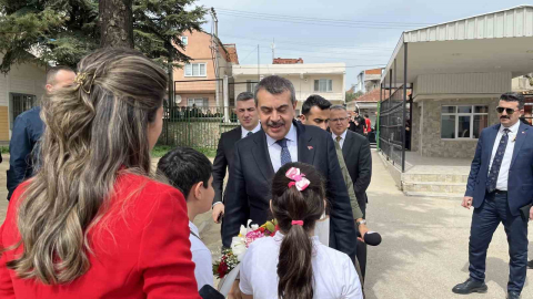 Seçim vaadinde bulunmuştu, Milli Eğitim Bakanı’nı sınıfına getirdi