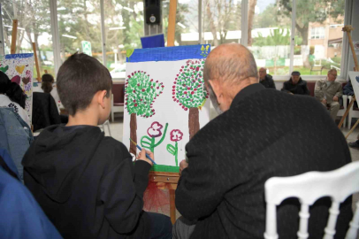 Minik öğrencilerden dedelere, ninelere resim dersi