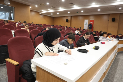 Hadis ezberleme yarışmasında öğrenciler kıyasıya mücadele etti