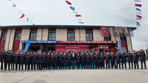 Yeni itfaiyeciler emekli personelden bayrak teslim aldı