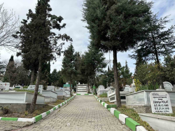 Çayırova’da mezarlıklar bayrama hazır