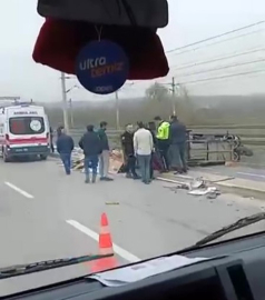 Otomobille çarpışan kağıt toplayıcısının kullandığı motor yan yattı: 1 yaralı