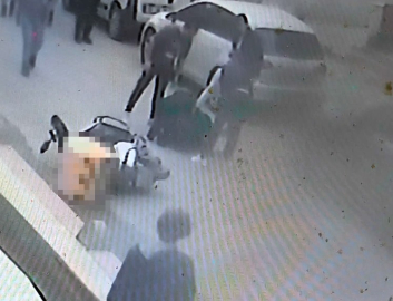 Köpeklerden kaçmaya çalışan motokurye kaza yaptı