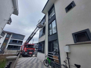 Evde mahsur kalan 3 yaşındaki çocuk itfaiye ekiplerince kurtarıldı