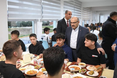 Vali Ustaoğlu öğrencilerle iftar sofrasında buluştu
