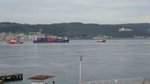 Çanakkale Boğazı’nda makine arızası yapan konteyner gemisi, yedeklenerek çekildi