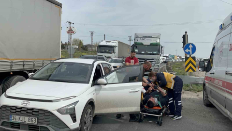 Kırmızı ışıkta beklerken tırın çarptığı otomobil sürücüsü yaralandı