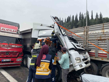 Dört aracın karıştı zincirleme kazada kağıt gibi ezilen kabinden sağ çıktı