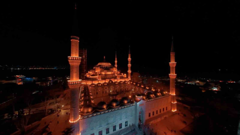 İstanbul’daki camilerde Kadir Gecesi yoğunluğu havadan görüntülendi